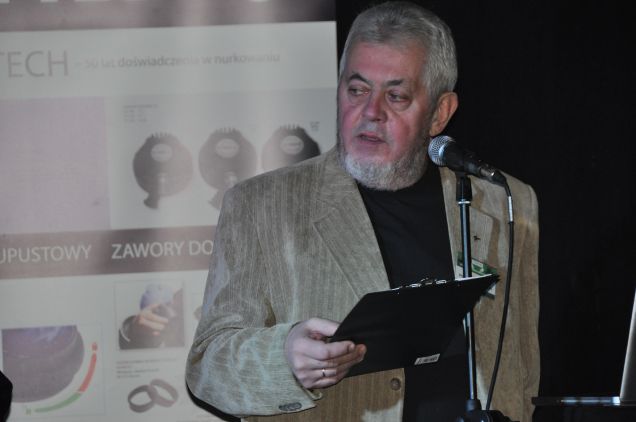 Prowadzący konferencję. 