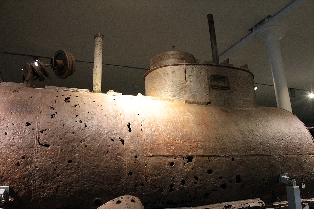 1024px-Salvaged_Seehund_submarine,_Bundeswehr_Military_History_Museum,_Dresden