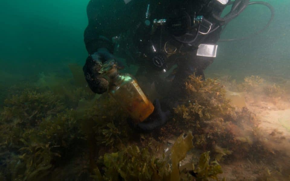 Nurek z artefaktem z wraku HMS Erebus divers24.pl
