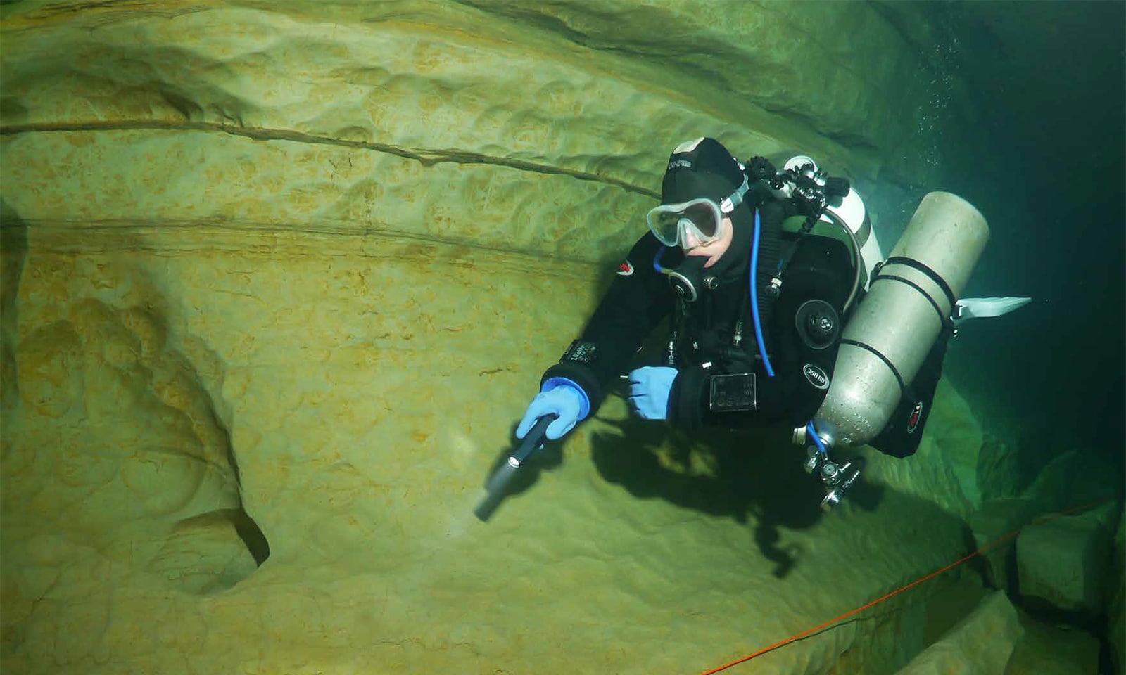 nurek z latarką hw backup divers24.pl