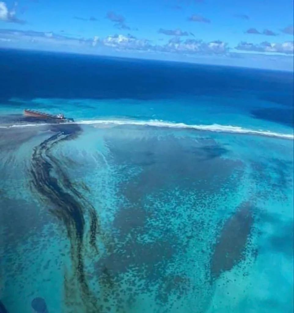 wyciek oleju z masowca MV Wakashio na Mauritiusie panorama divers24.pl