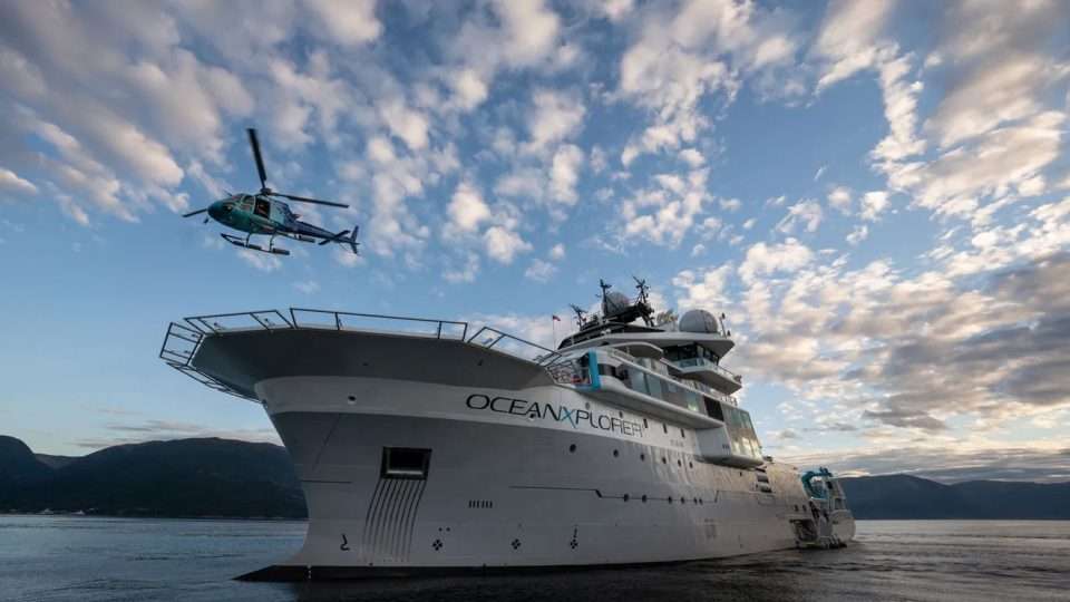 statek badawczy OceanXplorer i helikopter