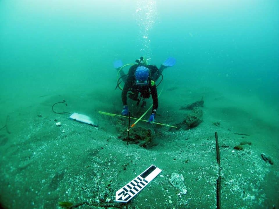 archeolog badający wrak