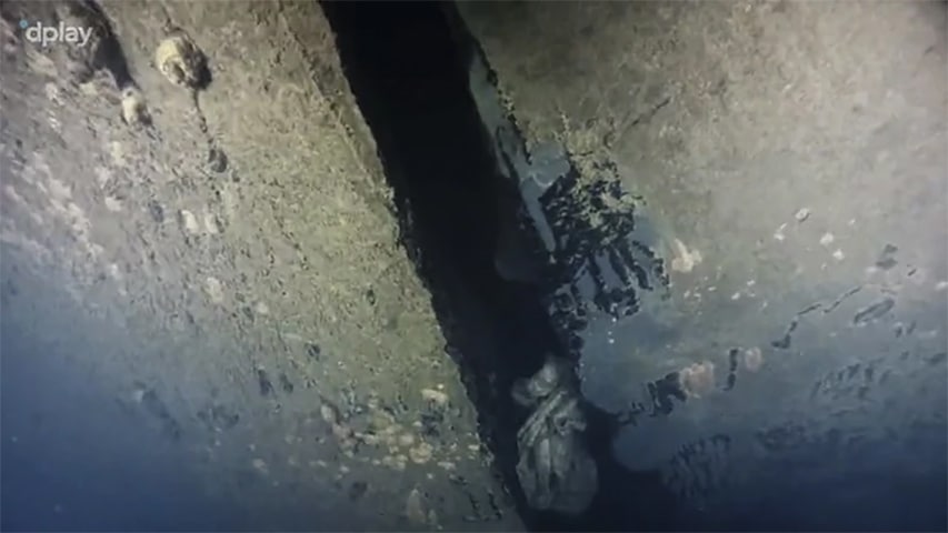 Kadr z filmu dokumentalnego pokazuje dziurę w kadłubie statku