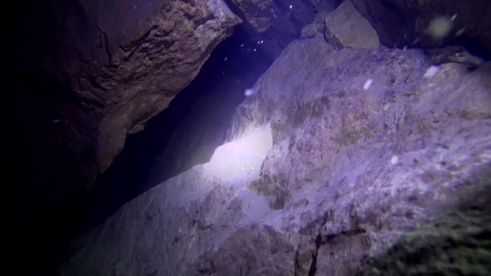 Nieznana jaskinia na dnie górskiego jeziora Rosja