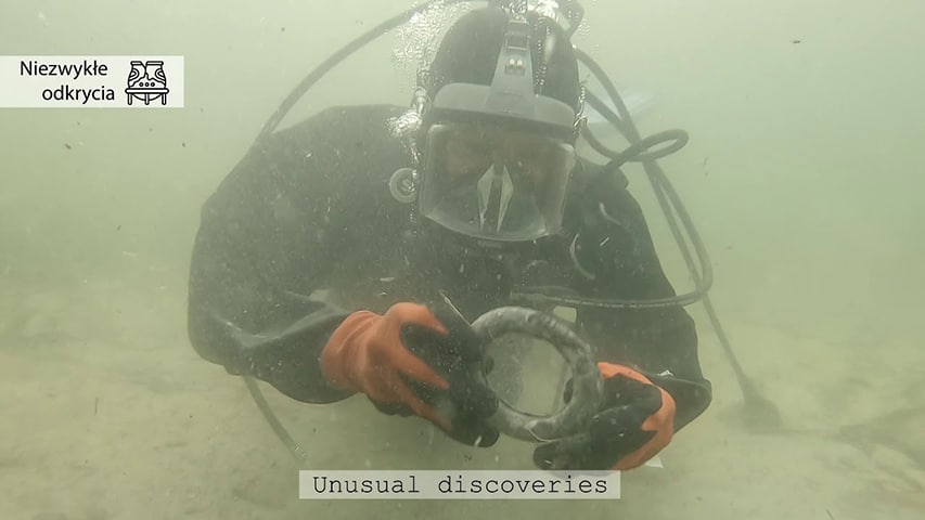 Archeolog ze znaleziskiem Jezioro Biskupińskie