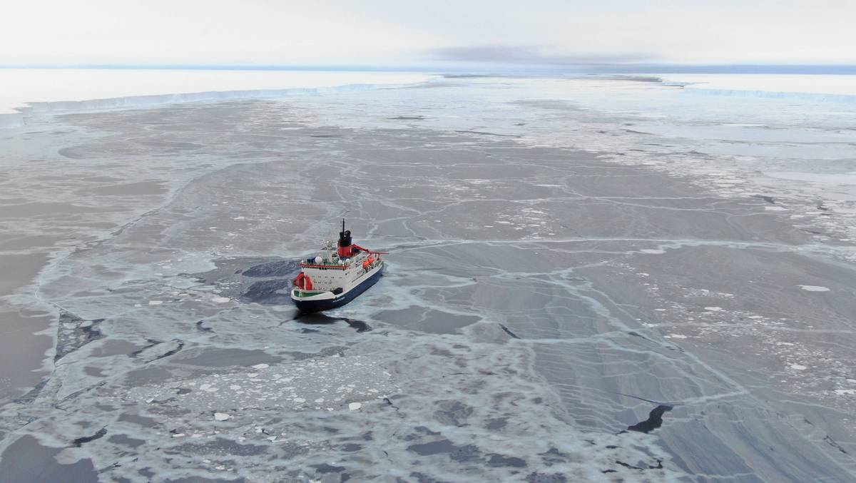 Statek Polarstern przecinający lód