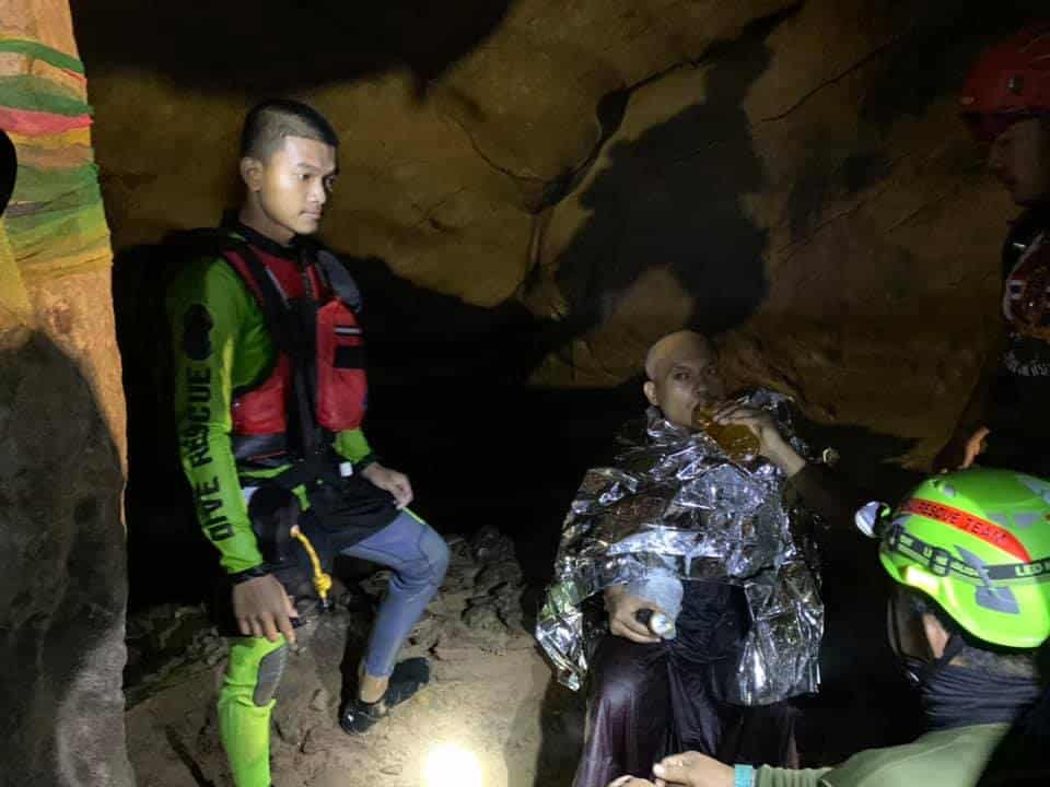 akcja ratunkowa w zalanej jaskini
