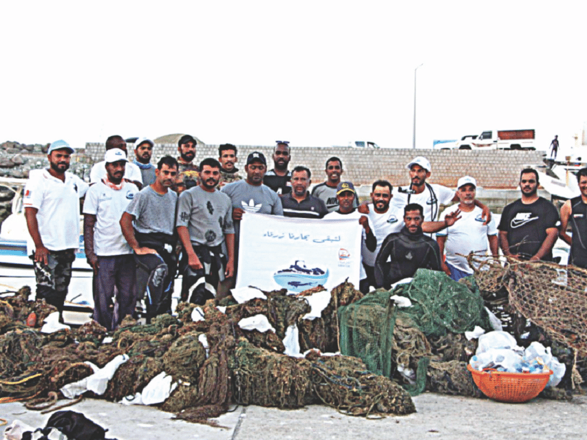 wolontariusze sprzątający wyspę Mesira w Omanie