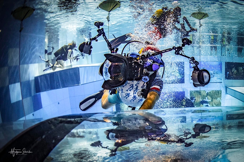 Podwodny fotograf w basenie Deepspot