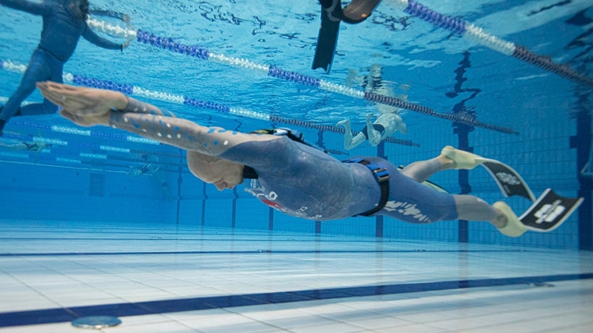Freediver Mateusz Malina w basenie
