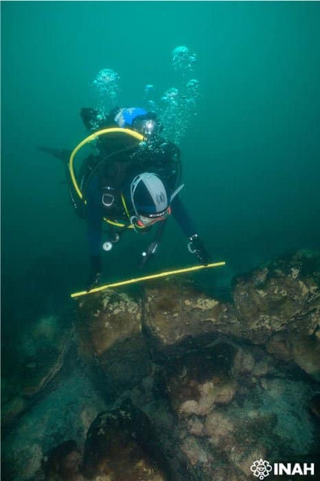 Archeolog podwodny w jeziorze Atetlan