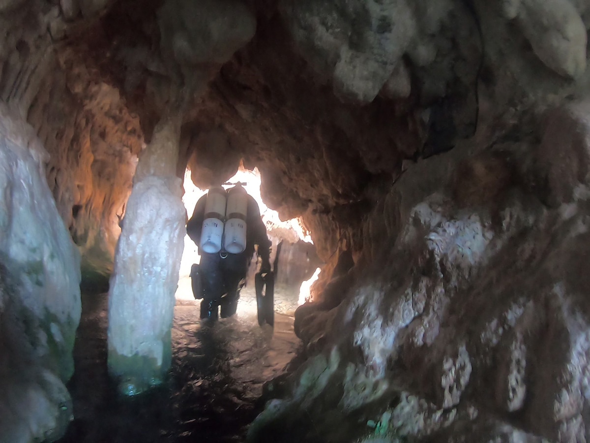 Sucha komora w jaskini Nurkowanie w jaskini Kefalovryso
