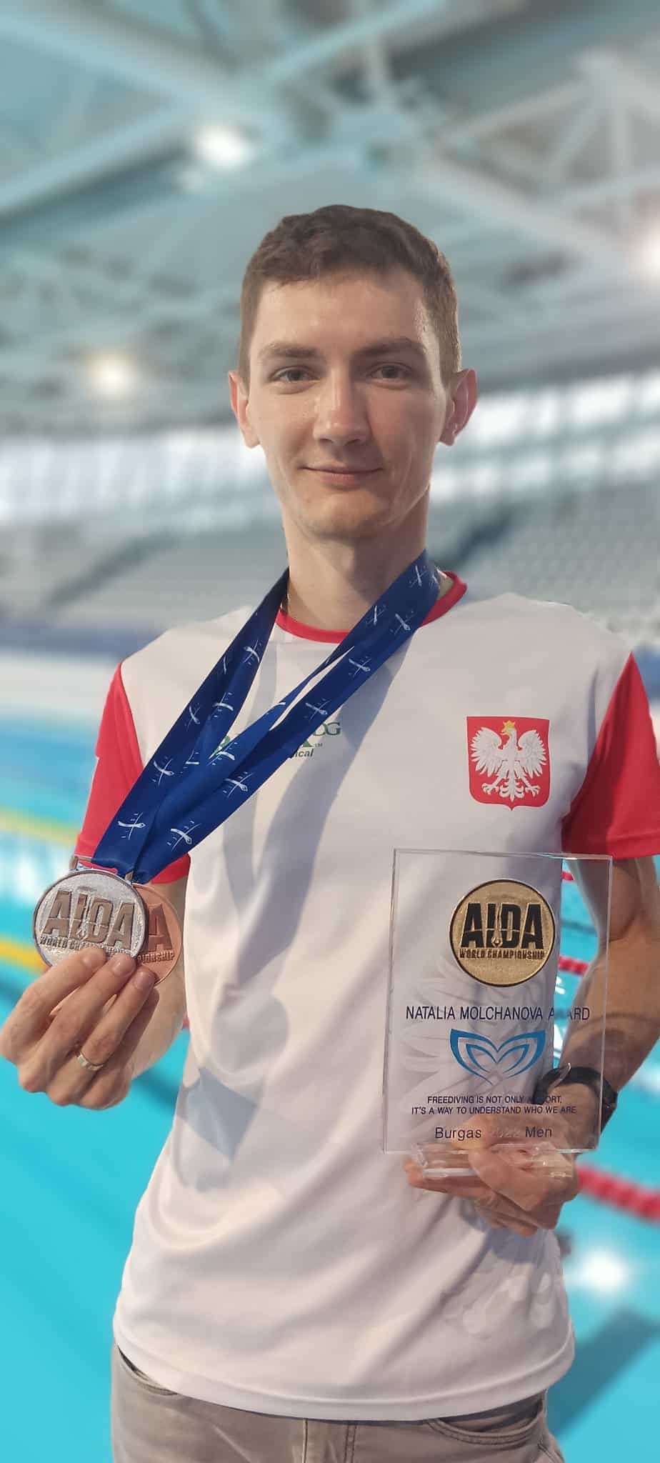 Karol Karccz z medalami MŚ AIDA