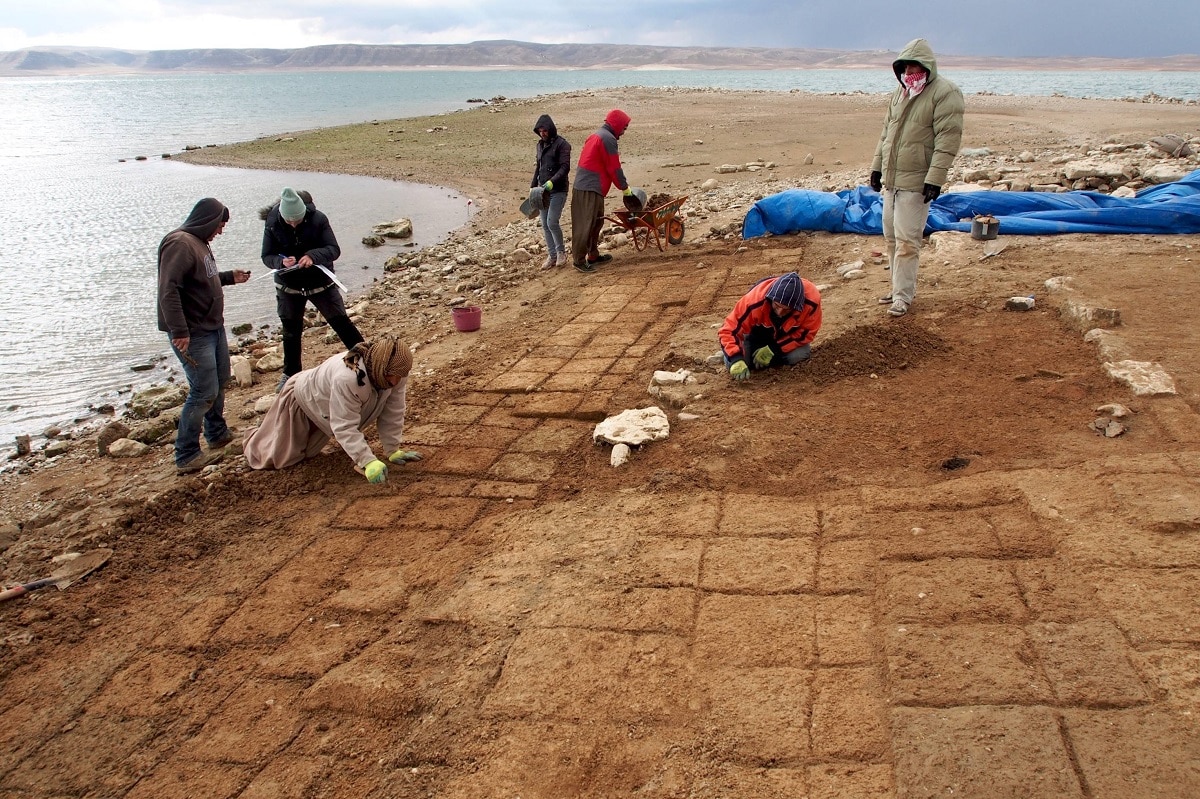Archeolodzy pracujący na wykopaliskach w Iraku