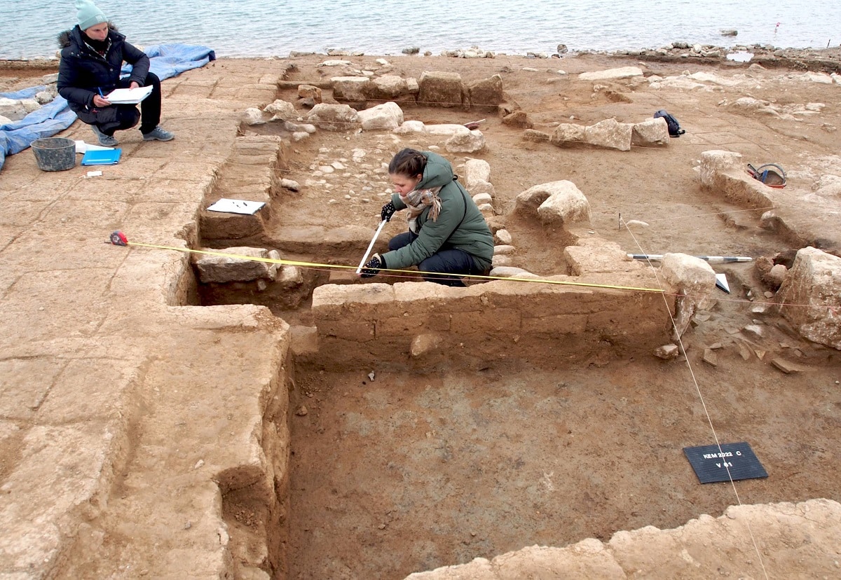Archeolodzy pracujący w wykopie