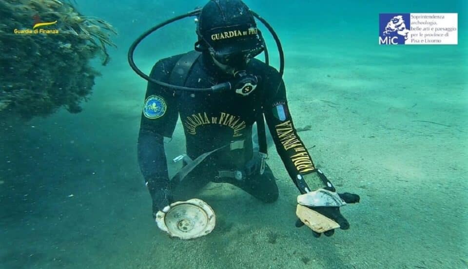 Policjanci znaleźli w morzu ceramikę sprzed 800 lat