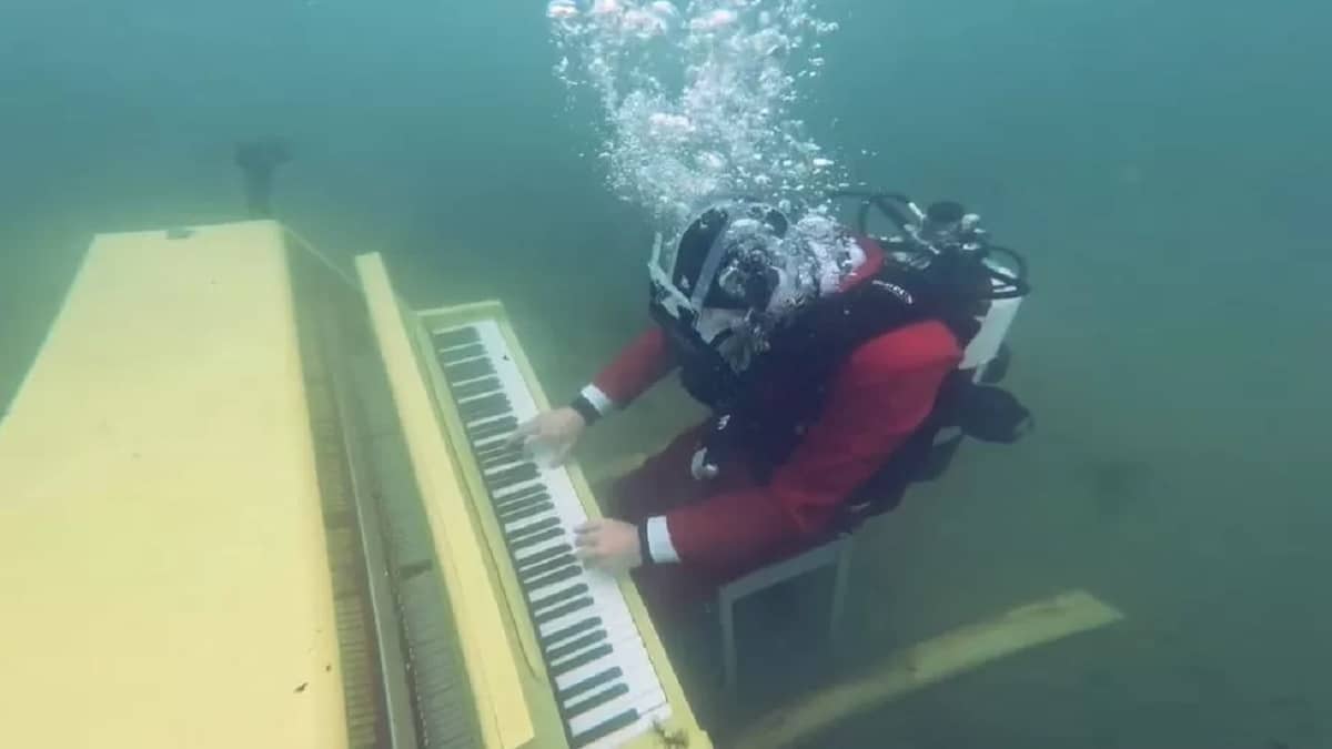 koncert na pianinie na dnie morza