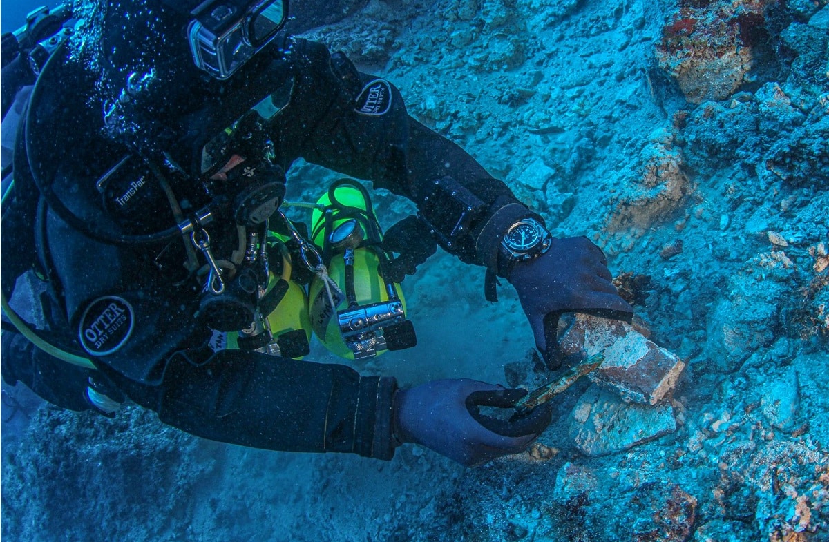 Archeolog podwodny pracujący na wraku z Antykithiry