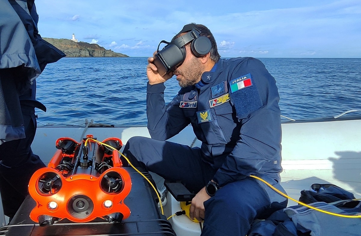 pracownik straży przybrzeżnej sterujący robotem ROV