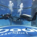 nurkowanie w basenie na targach Boot 2023